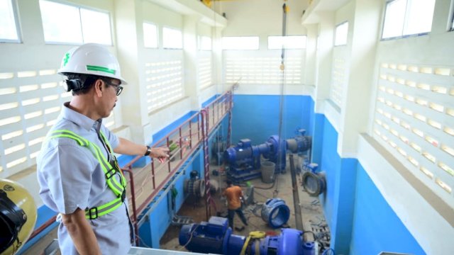 Plt Direktur Utama Perumda Air Minum Kota Makassar, Andi Syahrum, meninjau langsung progres persiapan pemasangan pompa air baku di kawasan Sungai Moncongloe, Kabupaten Maros, Selasa (9/6/2026).