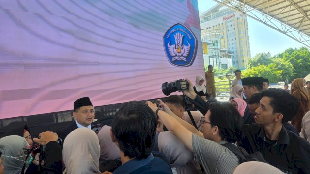 Wali Kota Makassar, Munafri Arifuddin, memberikan arahan kepada jajaran kepala sekolah yang baru dilantik dalam momentum pelantikan massal di Tribun Lapangan Karebosi, Selasa (23/6/2026).