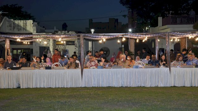 Suasana hangat jamuan makan malam resmi (Welcome Dinner) bagi 41 delegasi dari 28 negara dalam rangkaian Indonesia Gastrodiplomacy Series (IGS) 2026 di Benteng Fort Rotterdam, Makassar, Selasa (23/6/2026).