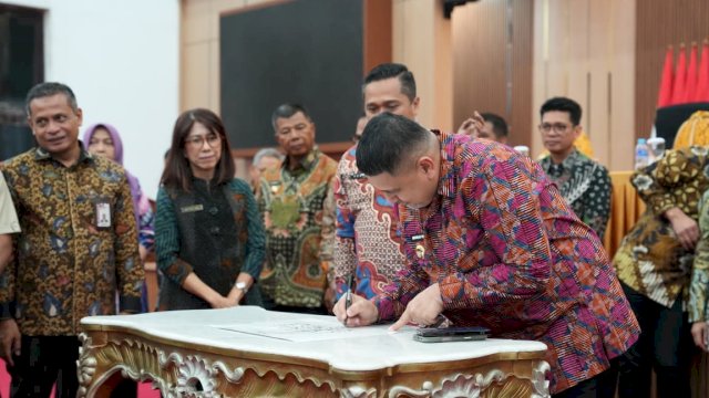 Wali Kota Makassar, Munafri Arifuddin, menandatangani dokumen strategis dalam Rapat Koordinasi (Rakor) Pencegahan Korupsi pada Pelayanan Publik Bidang Pertanahan di Kantor Gubernur Sulawesi Selatan, Rabu (29/4/2026).