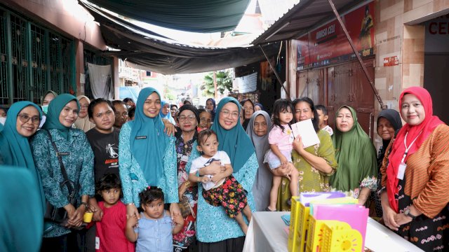 Ketua TP PKK Kota Makassar, Melinda Aksa, saat melakukan kunjungan dan peninjauan layanan kesehatan di Posyandu dalam rangka Hari Posyandu Nasional, Rabu (29/4/2026).