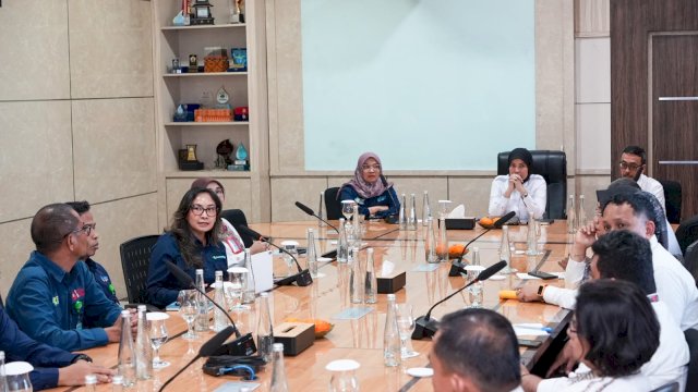 Wakil Wali Kota Makassar, Aliyah Mustika Ilham, saat memimpin rapat koordinasi dengan Kementerian Kesehatan RI dan PDAM Kota Makassar untuk membahas kebutuhan air bersih bagi RS Mata Makassar, Rabu (29/4/2026).