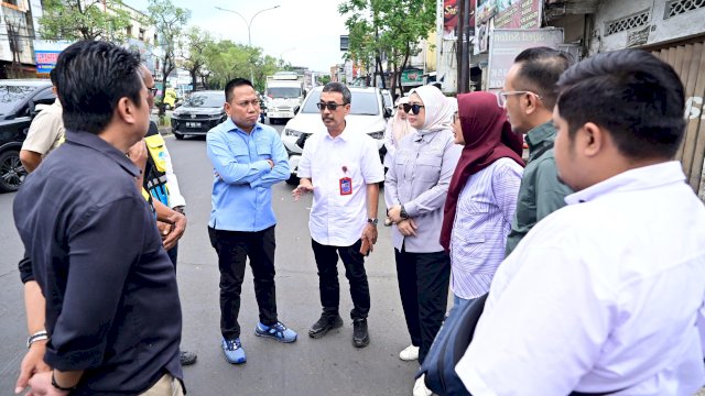Plt. Direktur Utama Perumda Air Minum Kota Makassar, Andi Syahrum Makkuradde, bersama jajaran direksi dan anggota Komisi B DPRD Makassar saat meninjau titik infrastruktur distribusi air, Rabu (29/4/2026).