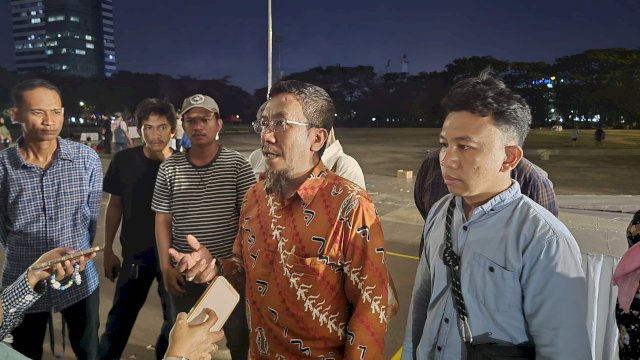 Koordinator Koalisi Gerakan Rakyat, Akhmad Rianto, saat memberikan keterangan pers terkait persiapan rangkaian kegiatan May Day Fest 2026 di Lapangan Karebosi, Makassar, Kamis (30/4/2026).