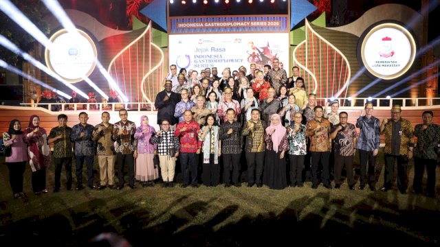 Wali Kota Makassar, Munafri Arifuddin, berfoto bersama para delegasi internasional dari 28 negara dalam pembukaan Indonesia Gastrodiplomacy Series (IGS) 2026 di Benteng Fort Rotterdam, Selasa (23/6/2026) malam.