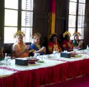Kenalkan Identitas Budaya, Ketua Dekranasda Makassar Pakaikan Baju Bodo ke Pendamping Delegasi IGS 2026