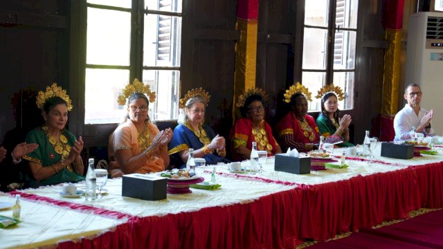 Para pendamping delegasi Indonesia Gastrodiplomacy Series (IGS) 2026 tampil anggun mengenakan baju bodo saat berkunjung ke Istana Balla Lompoa, Kabupaten Gowa, Rabu (24/6/2026).