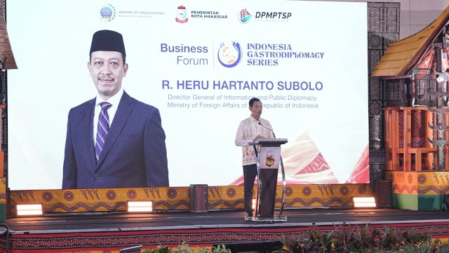 Direktur Jenderal Informasi dan Diplomasi Publik Kementerian Luar Negeri RI, R. Heru Hartanto Subolo, saat memberikan sambutan dalam Business Forum rangkaian Indonesia Gastrodiplomacy Series (IGS) Makassar Investment Forum 2026 di Hotel The Rinra, Makassar, Rabu (24/6/2026).