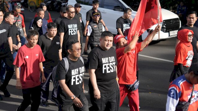 Wali Kota Makassar, Munafri Arifuddin, berjalan bersama ribuan buruh dalam kegiatan fun walk peringatan May Day Fest 2026 di ruas jalan Kota Makassar, Jumat (1/5/2026).