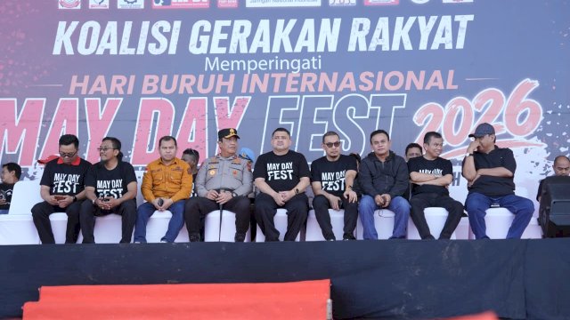 Wali Kota Makassar, Munafri Arifuddin, didampingi jajaran Forkopimda dan perwakilan Koalisi Gerakan Rakyat dalam rapat akbar May Day Fest 2026 di Lapangan Karebosi, Makassar, Jumat (1/5/2026).