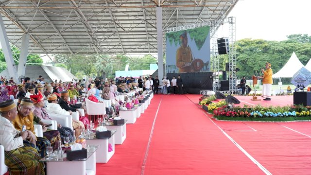Wali Kota Makassar, Munafri Arifuddin, memimpin upacara peringatan Hari Pendidikan Nasional (Hardiknas) 2026 di Lapangan Karebosi, Makassar, Sabtu (2/5/2026), dengan mengenakan pakaian adat.