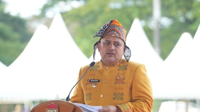 Wali Kota Makassar, Munafri Arifuddin, menyampaikan sambutan dalam upacara peringatan Hari Pendidikan Nasional (Hardiknas) 2026 di Lapangan Karebosi, Makassar, Sabtu (2/5/2026).
