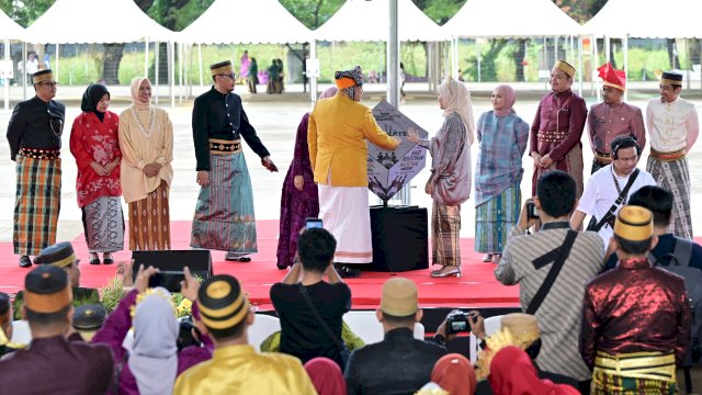 Wali Kota Makassar, Munafri Arifuddin, didampingi jajaran Pemkot Makassar resmi meluncurkan Sistem Penerimaan Murid Baru (SPMB) Tahun Ajaran 2026 yang terintegrasi dalam aplikasi LONTARA+ di Lapangan Karebosi, Makassar, Sabtu (2/5/2026).