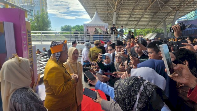 Wali Kota Makassar, Munafri Arifuddin, didampingi Wakil Wali Kota Aliyah Mustika Ilham, memberikan keterangan kepada awak media mengenai pembentukan relawan Tim Aksi Pengembalian Anak Tidak Sekolah (ATS) di sela peringatan Hardiknas 2026 di Lapangan Karebosi, Makassar, Sabtu (2/5/2026).