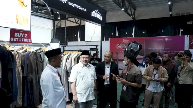 Wali Kota Makassar, Munafri Arifuddin, saat meninjau langsung booth pelaku UMKM dalam gelaran 15th Muslim Life Fair di Summarecon Mutiara Makassar Convention Center (SMMCC), Sabtu (3/5/2026).
