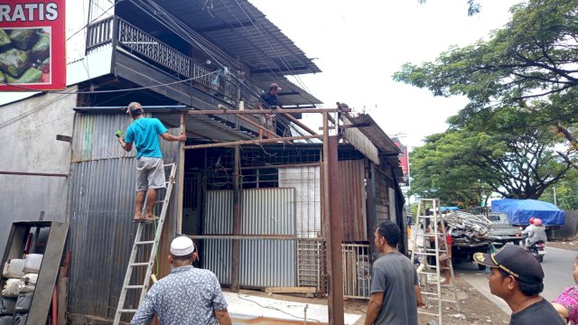 Warga di wilayah RW 05 Tamala&rsquo;lang, Kelurahan Parangloe, Kecamatan Tamalanrea, melakukan pembongkaran mandiri terhadap enam lapak yang telah berdiri selama lebih dari 10 tahun di atas saluran drainase, Senin (4/5/2026).