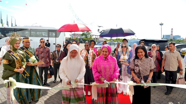 Ketua Dekranasda Kota Makassar, Melinda Aksa, melakukan prosesi pemotongan pita sebagai simbol dibukanya pameran &ldquo;The Taste and Craft of Makassar&rdquo; bagi para delegasi Indonesia Gastrodiplomacy Series (IGS) 2026 di kawasan Tugu MNEK, Anjungan Pantai Losari, Rabu (24/6/2026).