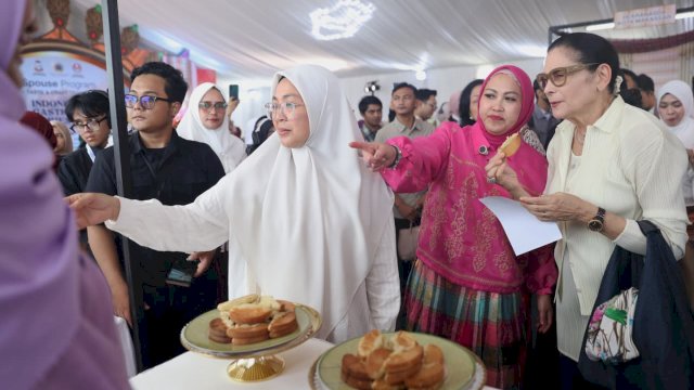 Ketua Dekranasda Kota Makassar, Melinda Aksa, memperkenalkan berbagai produk kuliner tradisional Makassar kepada para tamu dan delegasi mancanegara dalam pameran &ldquo;The Taste and Craft of Makassar&rdquo; di kawasan Tugu MNEK, Anjungan Pantai Losari, Rabu (24/6/2026).