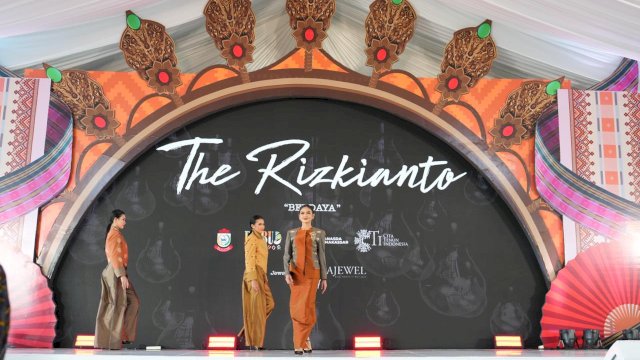 Peragaan busana koleksi &ldquo;Berdaya&rdquo; karya desainer The Rizkianto memukau para delegasi dan tamu undangan dalam rangkaian Spouse Program Indonesia Gastrodiplomacy Series 2026 di Anjungan MNEK, Makassar, Rabu (24/6/2026).