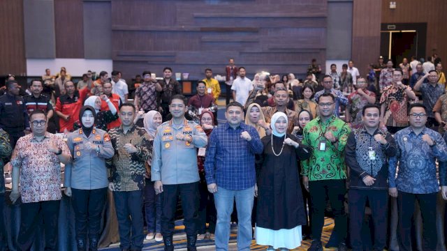 Wali Kota Makassar, Munafri Arifuddin, dan Wakil Wali Kota, Aliyah Mustika Ilham, berfoto bersama jajaran Forkopimda serta perwakilan serikat pekerja dalam acara ramah tamah peringatan May Day 2026 di Hotel Four Points by Sheraton, Makassar, Senin (4/5/2026).