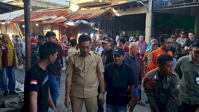 Camat Mamajang, M. Rizal ZR, memantau langsung proses pembongkaran lapak yang dilakukan secara sukarela oleh para pedagang di kawasan Pasar Pamos, Kecamatan Mamajang, Selasa (5/5/2026).