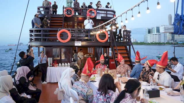 Wali Kota Makassar, Munafri Arifuddin, bersama delegasi dari 28 negara menikmati suasana pelayaran senja dan jamuan makan malam di atas kapal pinisi sebagai bagian dari rangkaian kegiatan Indonesia Gastrodiplomacy Series (IGS) 2026 di perairan Pantai Losari, Rabu (24/6/2026).