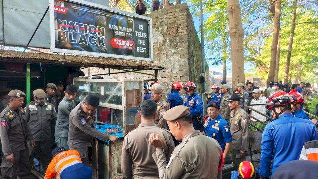Pemerintah Kota Makassar bersama tim gabungan membantu para pedagang kelapa dalam proses pembongkaran dan relokasi lapak di kawasan sekitar Benteng Fort Rotterdam, Kamis (25/6/2026).