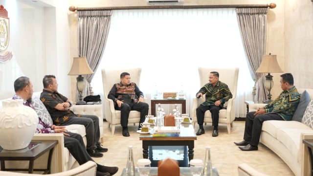 Wali Kota Makassar, Munafri Arifuddin, menerima audiensi Kepala Pengadilan Agama Kelas IA Makassar, Ibrahim Ahmad Harun, di Rumah Jabatan Wali Kota Makassar untuk membahas rencana sidang terpadu perwalian anak panti asuhan, Kamis (25/6/2026).