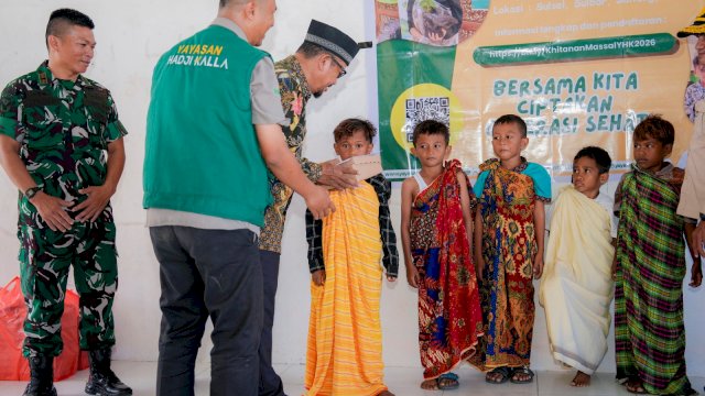 Bupati Buton Tengah, Dr. Azhari, turut hadir dalam kegiatan Sirkumsisi Sehat yang digelar LAZ Hadji Kalla di Desa Kamama Mekar, Kecamatan Gu, Kabupaten Buton Tengah, Sabtu (20/6/2026) lalu.