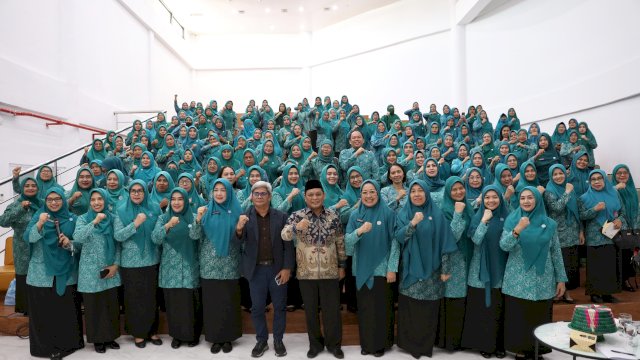 Peserta kegiatan Pembinaan Kesadaran Bela Negara (PKBN) yang digelar oleh TP PKK Kota Makassar tampak antusias mengikuti pembinaan demi mewujudkan keluarga Pancasilais, sadar hukum, dan cinta tanah air, Jumat (26/6/2026).