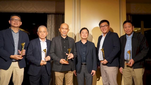 Chief Executive Officer Kalla Translog, Andi Muhammad Gunawan, menerima penghargaan Platinum Fleet Toyota di Jepang, Jumat (12/6/2026) lalu.