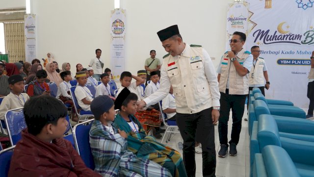 General Manager PLN UID Sulselrabar, Edyansyah, berinteraksi dengan peserta Khitanan Massal dalam kegiatan Semarak Muharram Berkah 1448 H yang diselenggarakan YBM PLN UID Sulselrabar.