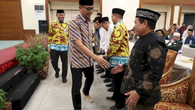 Sekretaris Daerah Kota Makassar, Zulkifli Nanda, saat bersalaman dengan peserta usai menutup Bimbingan dan Pelatihan Muballigh di Makassar Golden Hotel.