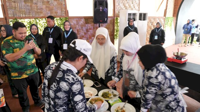 Ketua TP PKK Kota Makassar, Melinda Aksa, saat mengikuti kegiatan Fun Cooking Daun Ubi Tumbuk dalam rangkaian Rakernas APEKSI XVIII di Medan, Kamis (2/7/2026).