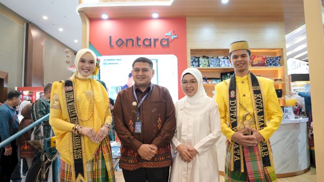 Wali Kota Makassar, Munafri Arifuddin, bersama Ketua TP PKK Kota Makassar, Melinda Aksa, berfoto bersama Duta Wisata Kota Makassar di booth Pemkot Makassar pada ajang Indonesia City Expo, Medan, Rabu (1/7/2026).