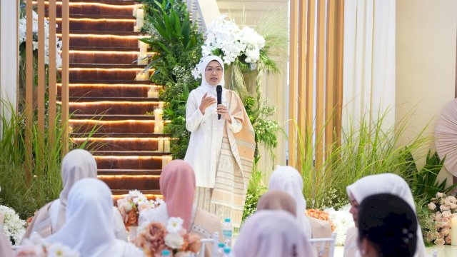 Ketua TP PKK Kota Makassar, Melinda Aksa, saat memaparkan inovasi pemberdayaan masyarakat di ajang Ladies Program dalam rangkaian Rakernas XVIII APEKSI 2026, Medan, Rabu (1/7/2026).