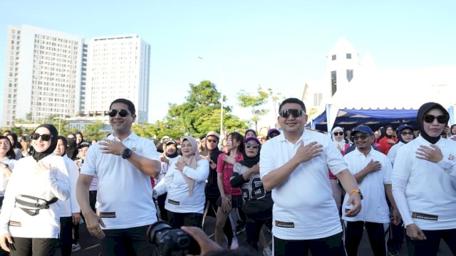 Wali Kota Makassar, Munafri Arifuddin, dan Wakil Wali Kota Makassar, Aliyah Mustika Ilham, mengikuti jalan sehat bersama masyarakat dalam rangka memperingati Hari Bhayangkara ke-80 di kawasan CPI, Sabtu (27/6/2026).