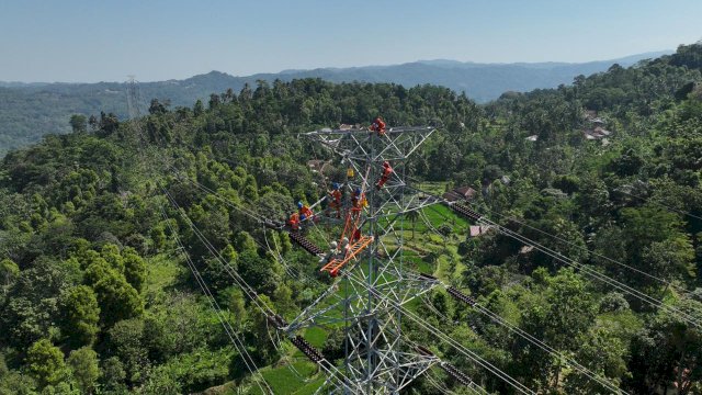 Ilustrasi Petugas PLN yang sedang melakukan pemeliharaan jaringan listrik SUTT 150 kV Pratu&ndash;Bayah, Banten guna menjaga keandalan pasokan listrik kepada masyarakat.