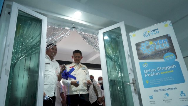 General Manager UID Sulselrabar, Edyansyah bersama Kepala Dinas Sosial Provinsi Sulawesi Selatan, H Abd Malik Faisal meresmikan secara simbolis Griya Singgah Pasien Makassar