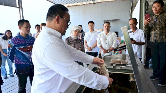Wakil Wali Kota Makassar, Aliyah Mustika Ilham, saat meninjau proses pengolahan sampah organik menggunakan teknologi SOMYA Digester di kantor PT Enviro Mas Sejahtera, Denpasar, Minggu (5/7/2026).