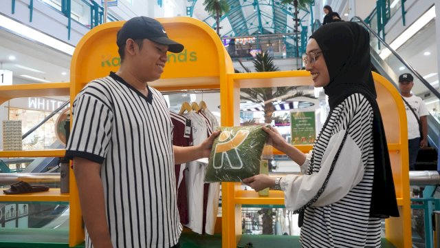 Kru Kallafriends memperlihatkan beberapa merchandise yang tersedia di booth Mal Ratu Indah (MaRI), beberapa waktu lalu. Reopening Booth Kallafriends telah digelar pada akhir Juni 2026 yang hadir di posisi lebih strategis dalam mal.