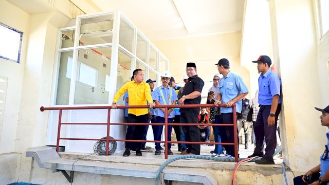 Ketua Komisi B DPRD Makassar, H. Ismail, bersama jajaran direksi Perumda Air Minum Kota Makassar saat meninjau langsung operasional pompa di Intake Manggala, Senin (6/7/2026).
