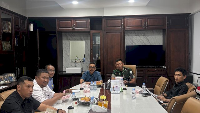 PLT Dirut PDAM Kota Makassar, Andi Syahrum, saat menerima kunjungan audiensi Danyonkav-10 Mendagiri, Letkol Kav Agus Widodo, beserta jajaran di kantor Perumda Air Minum Kota Makassar, Selasa (7/7/2026).