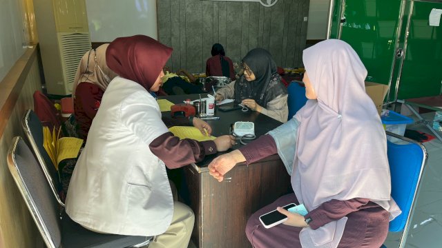 Peserta menjalani pemeriksaan tekanan darah dan kondisi kesehatan oleh petugas sebelum mengikuti donor darah, sebagai prosedur skrining guna memastikan keamanan dan kelayakan proses donor (8/7).
