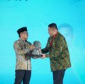 Komitmen Perlindungan Pekerja, Wali Kota Munafri Terima Penghargaan Nasional Paritrana Award