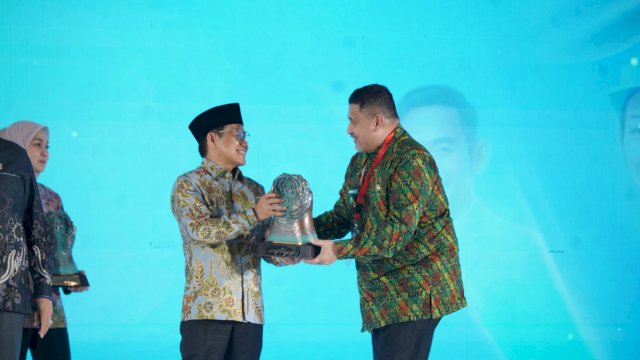 Wali Kota Makassar, Munafri Arifuddin, menerima penghargaan Paritrana Award dari Menteri Koordinator Bidang Pemberdayaan Masyarakat, Muhaimin Iskandar, di Jakarta.
