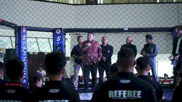 Wali Kota Makassar, Munafri Arifuddin, saat membuka secara resmi Sipakracca Sulawesi Fight Event Season 1 yang diselenggarakan oleh IBCA MMA Sulsel.