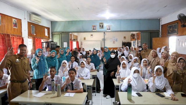 Ketua TP PKK Kota Makassar, Melinda Aksa, memberikan edukasi pengelolaan sampah kepada para siswa dalam program Goes to School di SMP Negeri 7 Makassar.