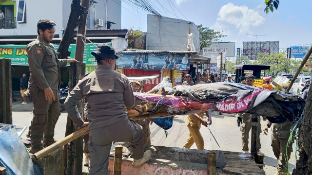 Tim gabungan Kecamatan Tamalanrea melakukan penataan lapak PK5 di Kelurahan Tamalanrea Indah untuk mengembalikan fungsi ruang publik dan ketertiban kawasan.