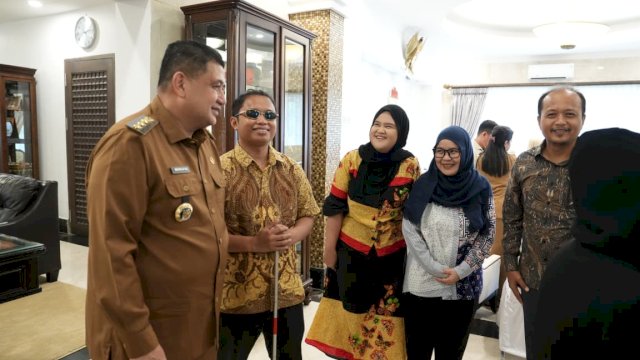 Wali Kota Makassar, Munafri Arifuddin, berdiskusi dengan perwakilan organisasi penyandang disabilitas dan Yayasan Kota Kita untuk merumuskan kebijakan kota inklusif yang lebih aksesibel.